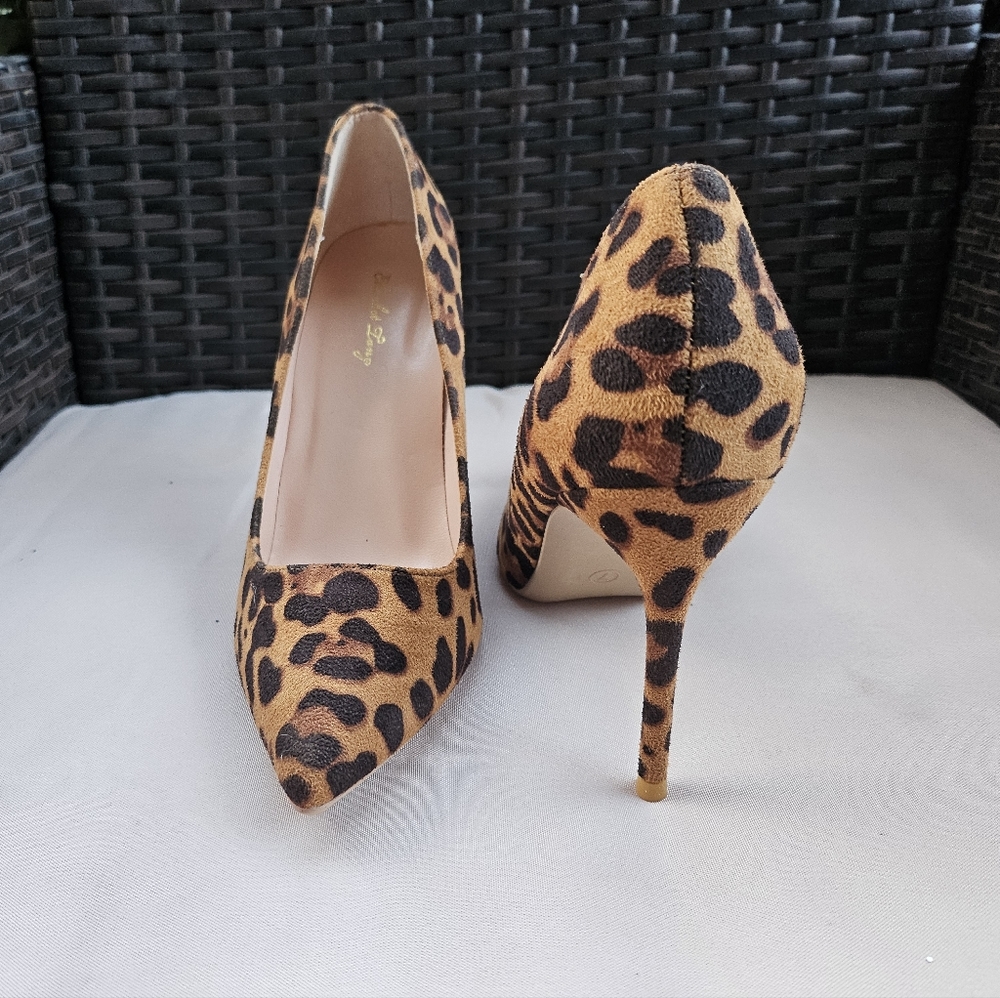 Leopard print stiletto heels. Super sexy and suave.Essentially in perfect cond